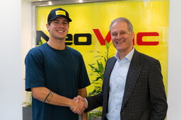 Patrik Lanter, CEO der NeoVac Gruppe, und Noè Ponti freuen sich über die offizielle Partnerschaft. | © NeoVac