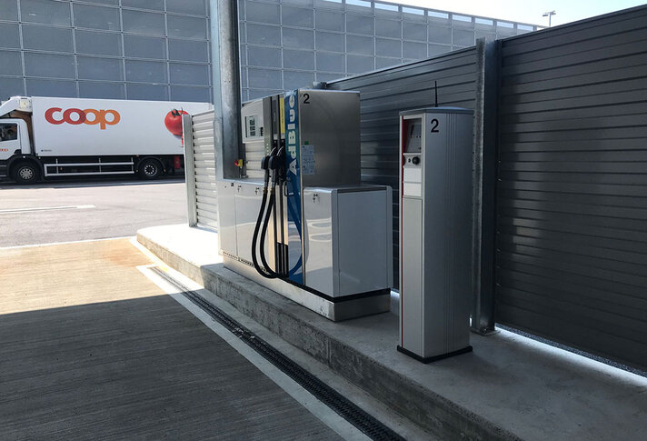 Vollautomatisches Mischsystem mit Fahrzeugerkennung für  über 300 Fahrzeuge mit HecPoll und Heconomy für vier Mix-Zapfpunkte. | © Polytech Systeme AG