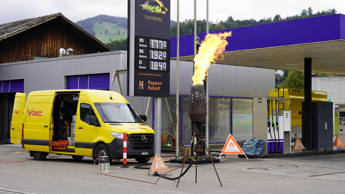 Im Zuge der Sanierung werden aus Sicherheitsgründen die Lagerbehälter entleert und explosive Gase kontrolliert verbrannt. | © NeoVac AG Im Zuge der Sanierung werden aus Sicherheitsgründen die Lagerbehälter entleert und explosive Gase kontrolliert verbrannt. | © NeoVac AG