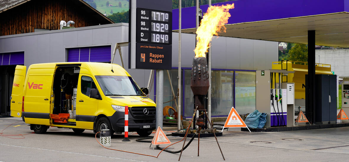 Im Zuge der Sanierung werden aus Sicherheitsgründen die Lagerbehälter entleert und explosive Gase kontrolliert verbrannt. | © NeoVac AG Im Zuge der Sanierung werden aus Sicherheitsgründen die Lagerbehälter entleert und explosive Gase kontrolliert verbrannt. | © NeoVac AG