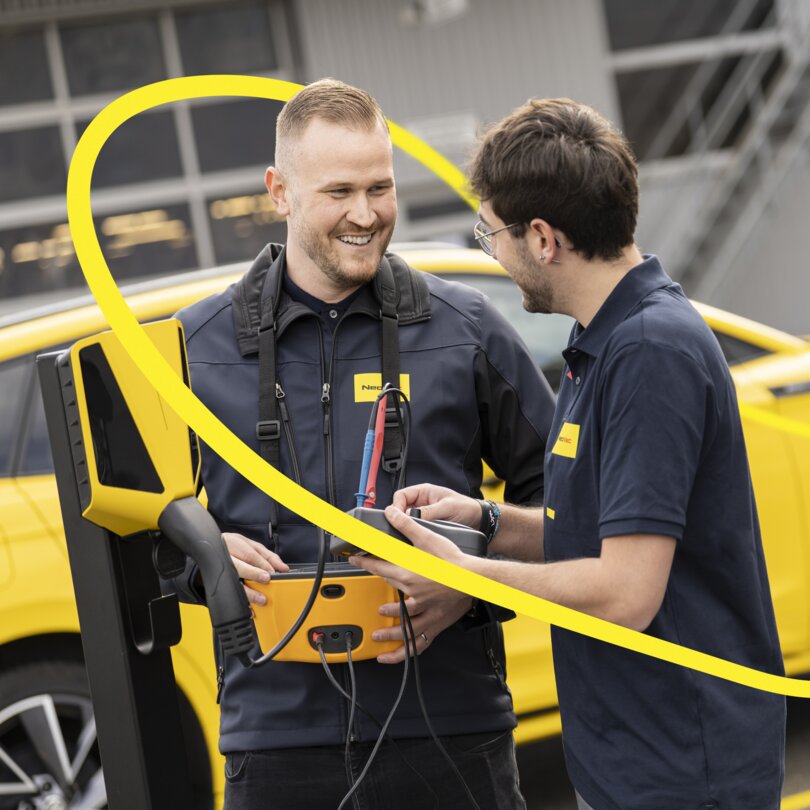 Mitarbeitende bei der Ladestation | © NeoVac