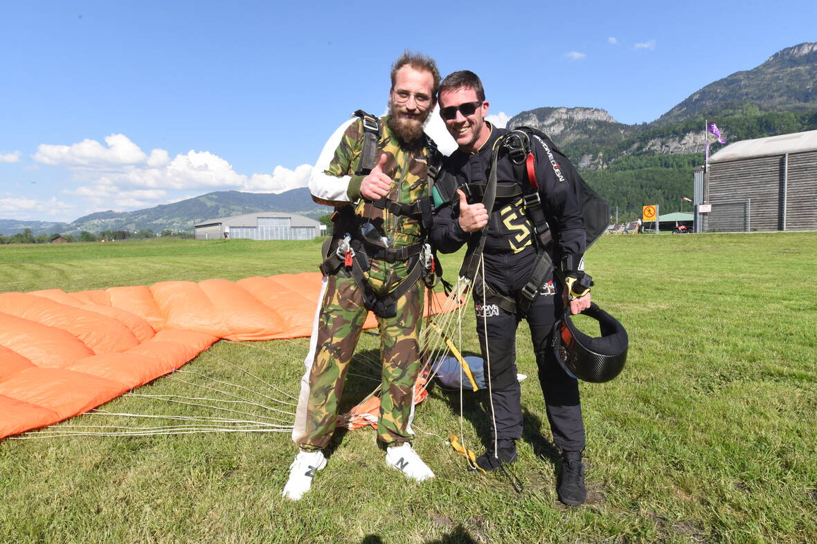 Fallschirmsprung-Experte und NeoVac Servicetechniker Jo Kunnen zusammen mit Dashnor Shala | © NeoVac