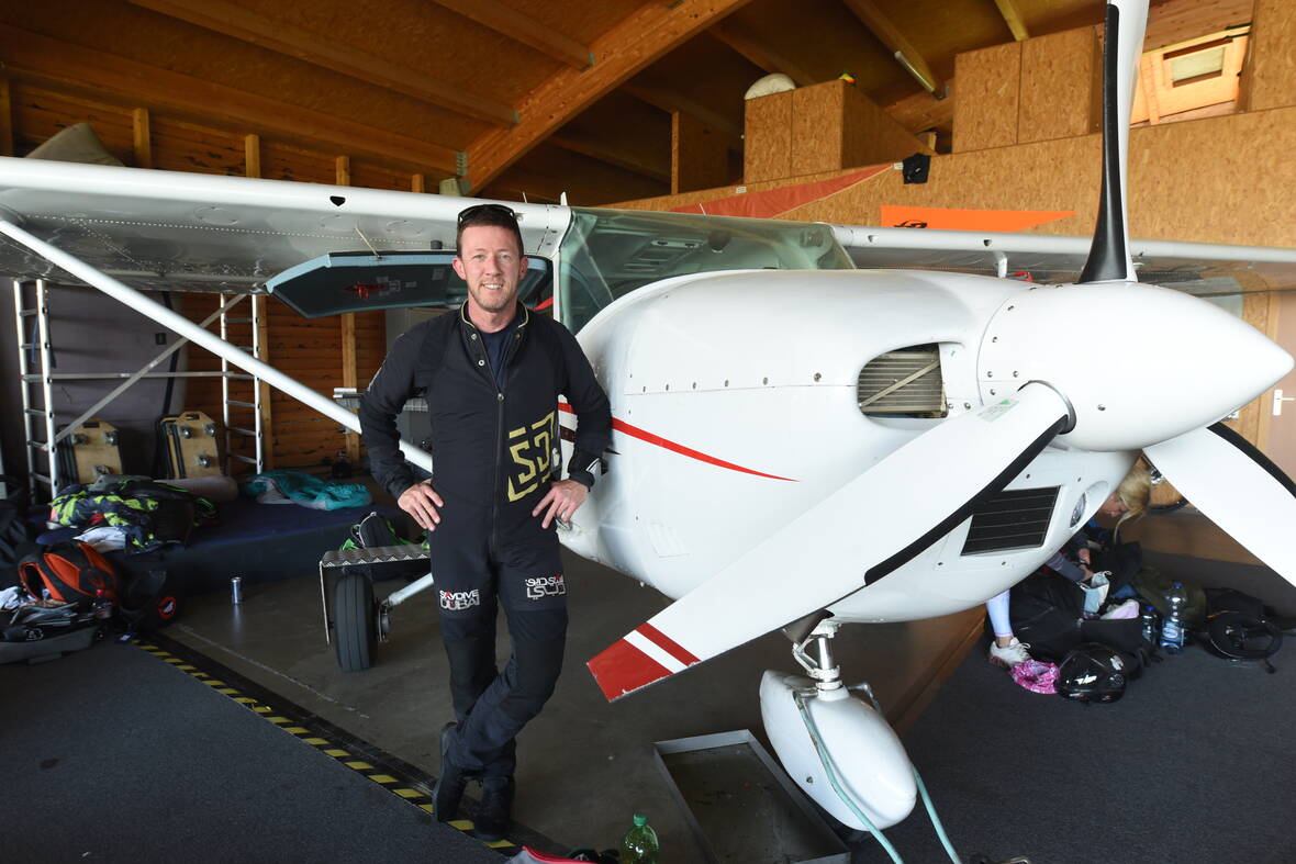 Fallschirmsprung-Experten und NeoVac Servicetechniker Jo Kunnen | © NeoVac