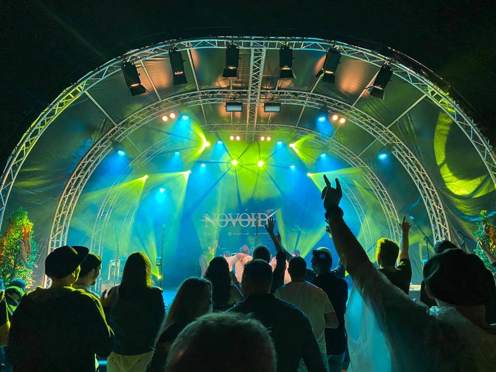 Technischer Sachbearbeiter bei Tag, Rocksänger bei Nacht | © NeoVac