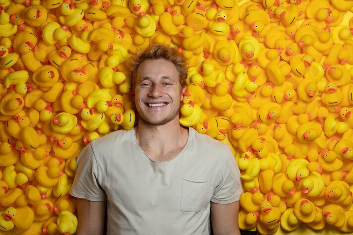 Marco Odermatt zusammen mit der NeoDuck | © NeoVac